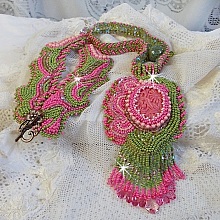 Collier Miss Lady brod&eacute; avec un cabochon repr&eacute;sentant des fleurs de couleur Rose Pink &agrave; laquelle s'ajoute perles rondes, toupies en Cristal, facettes, rocailles Anis, Rose et perle c&eacute;ramique 